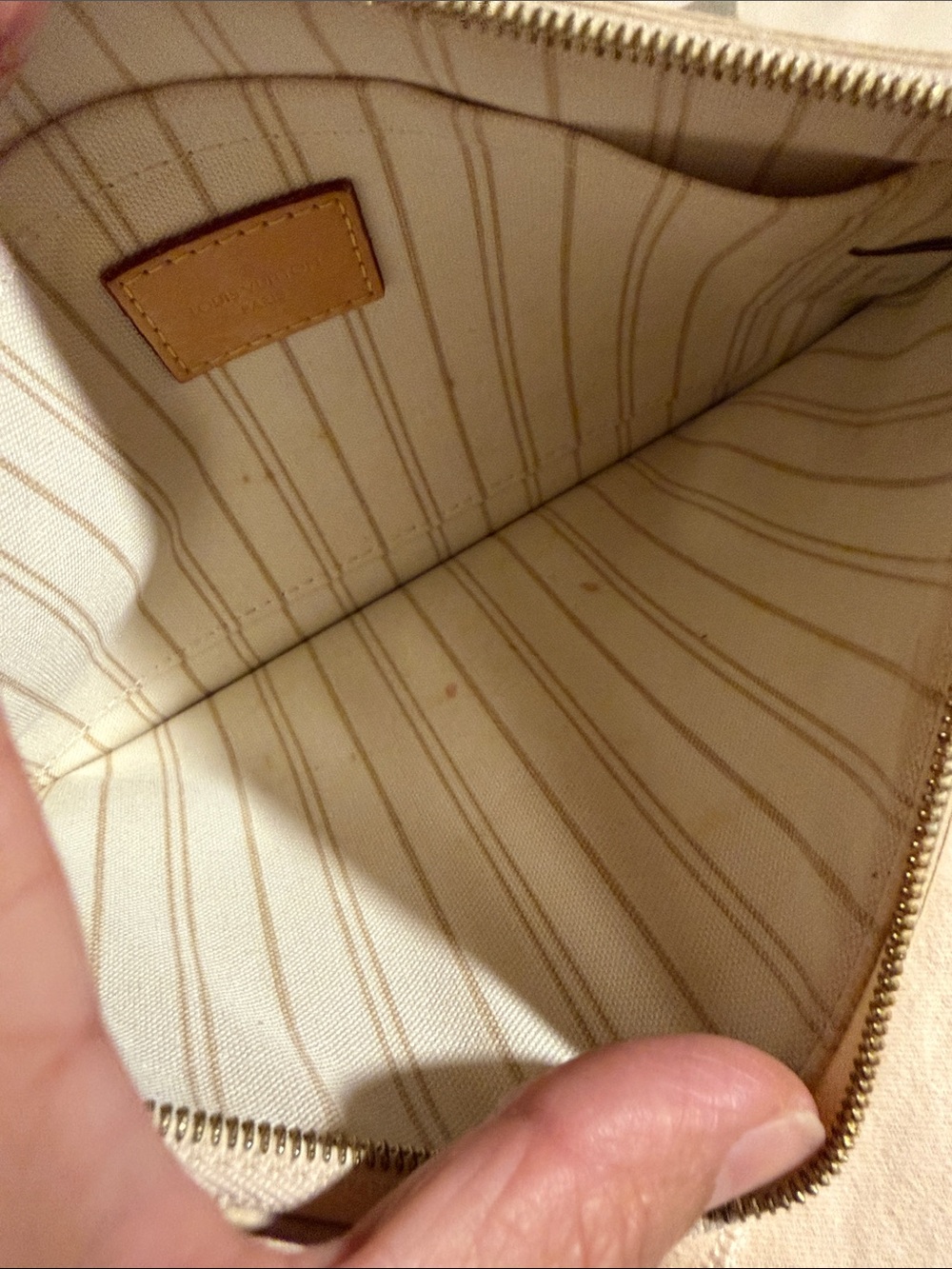 Louis Vuitton MM l - Picture 7 of 17